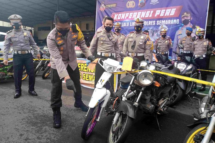 Kapolres Semarang AKBP Ari Wibowo menunjukkan sepeda moto balap liar