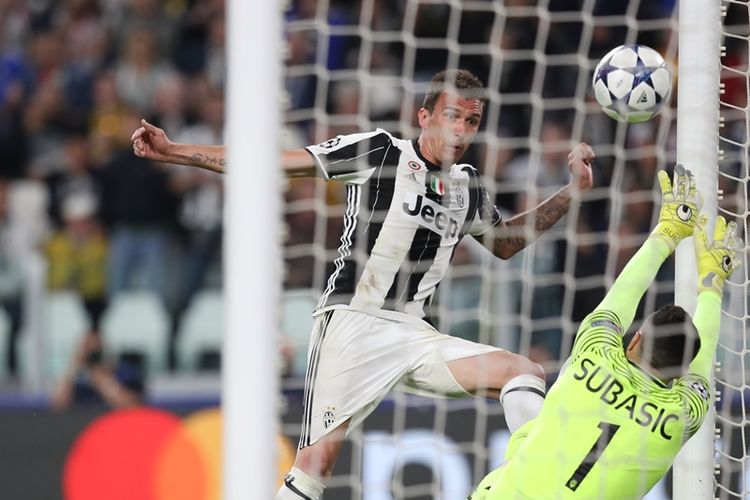 Penyerang Juventus asal Kroasia, Mario Mandzukic (kiri), mencetak gol setelah memperdaya kiper AS Monaco yang juga dari Kroasia, Danijel Subasic, dalam pertandingan leg kedua semifinal Liga Champions di Stadion Juventus, Selasa (9/5/2017).