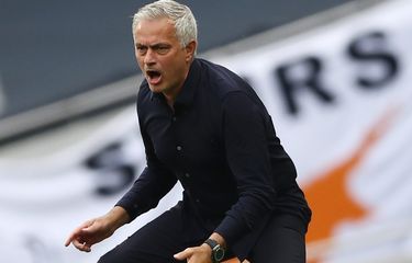 Pelatih Tottenham Hotspur, Jose Mourinho, saat memberikan instruksi kepada anak asuhnya dalam kontra Arsenal, 12 Juli 2020.