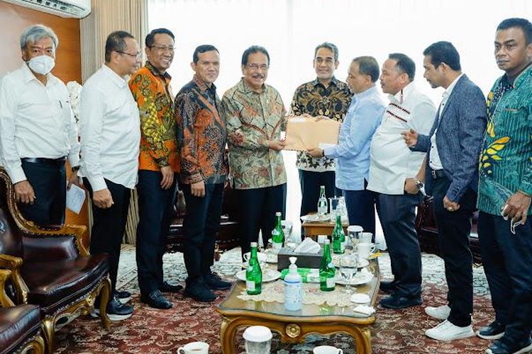 Suasana pertemuan antara Wakil Ketua MPR Ahmad Muzani, Menteri Agraria dan Tata Ruang Sofyan Djalil, serta eks kombatan Gerakan Aceh Merdeka (GAM) terkait perjanjin Helsinki di Kompleks Parlemen, Jakarta, Kamis (24/3/2022).