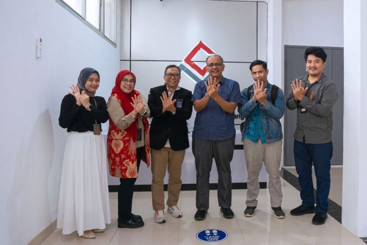 Executive Account Manager Telkom DWS Erna Wiyati (kedua dari kiri), GM Witel Priangan Timur Nugroho Setio Budi (ketiga dari kiri), Direktur RS Dadi Keluarga Ciamis Ir Dhodik M Utomo (ketiga dari kanan), dan Kepala IT RS Dadi Keluarga Ciamis Andiska Pranata S T (kedua dari kanan) dalam penandatanganan kesepakatan 1 Full Rack di Kantor Telkom Witel Priangan Timur. 