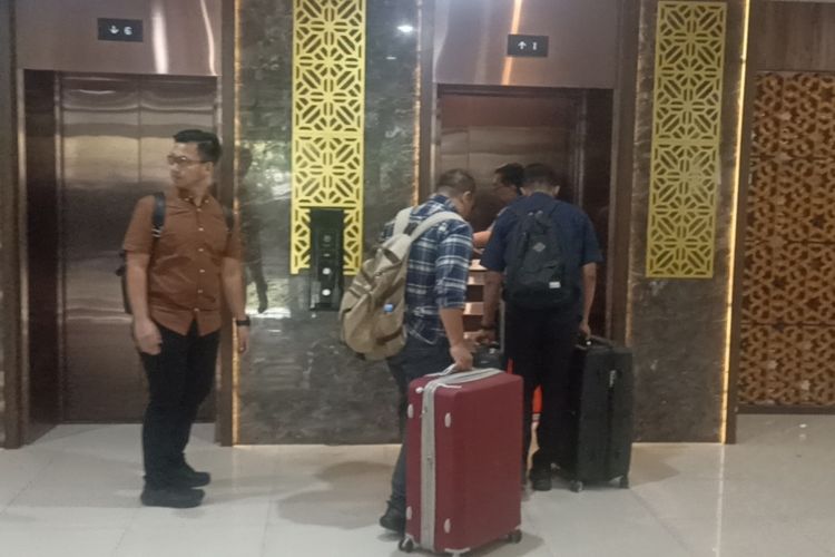 KPK Bawa 3 Koper Ukuran Besar Setelah Geledah Kantor Dinsos Kota Semarang