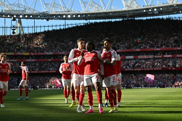 Eberechi Eze merayakan gol pembuka dalam pertandingan sepak bola Liga Inggris antara Arsenal vs Newcastle United di Stadion Emirates di London pada 25 April 2026. (Foto oleh Glyn KIRK / AFP)