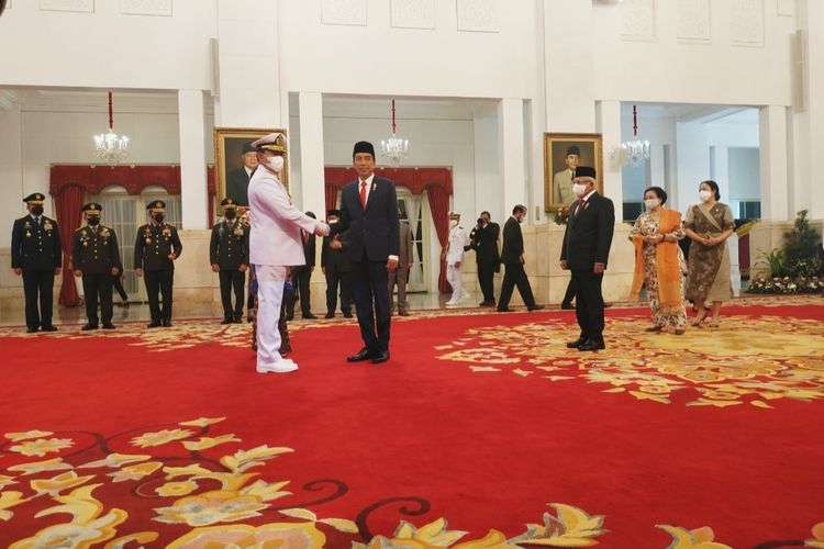 Presiden Joko Widodo saat memberikan selamat kepada Laksamana Yudo Margono yang baru dilantik sebagai Panglima TNI di Istana Negara, Senin (19/12/2022).