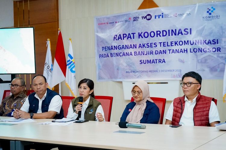 rapat percepatan pemulihan bersama operator seluler, dan stakeholder lainnya terkait bencana di Balai Monitoring Medan, Senin (1/12/2025)