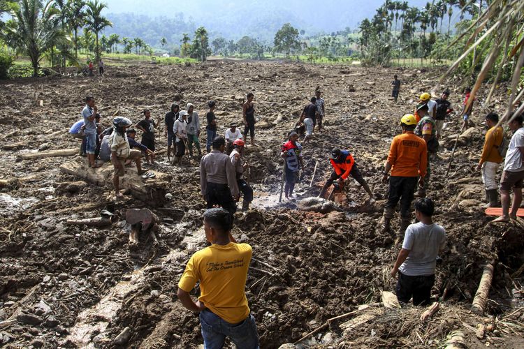 Petugas gabungan dari Basarnas Padang, TNI, Polri, BPBD dan dibantu masyarakat melakukan pencarian korban longsor di jorong Guguk Nagari Malampah, Kecamatan Tigo Nagari, Kabupaten Pasaman, Sumatera Barat, Minggu (27/2/2022). Satu orang meninggal dan empat orang dinyatakan hilang akibat longsor yang dipicu gempa magnitudo 6,1 yang terjadi Jumat (25/2).