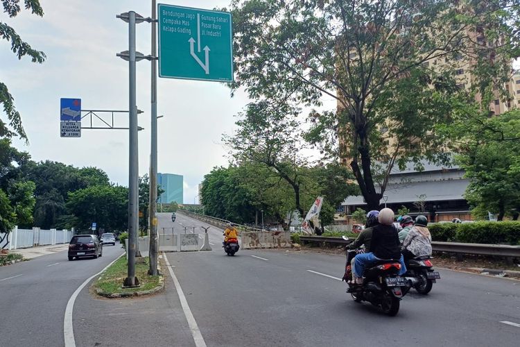 Flyover depan RS Mitra Kemayoran, Jakarta Pusat, dipasang beton pembatas untuk skema arus lalu lintas malam pergantian tahun 2024.