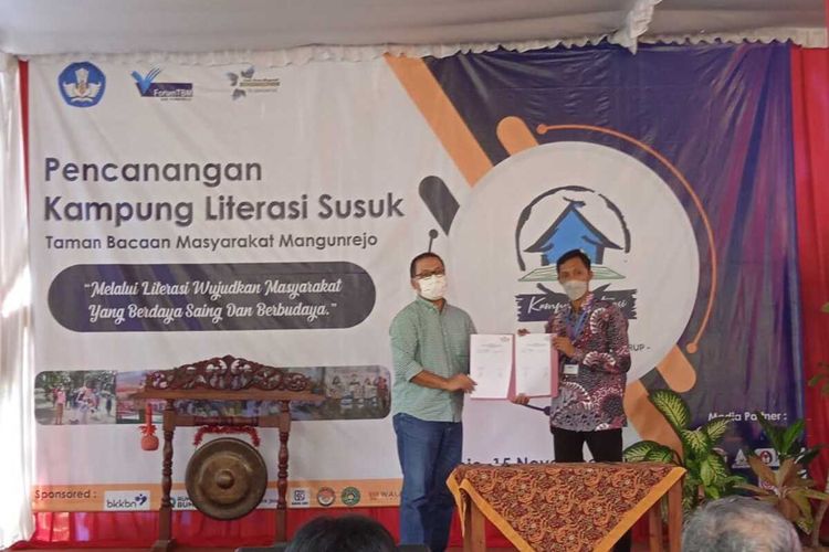Penyerahan donasi secara simbolis oleh GM Corporate Communication Kompas Gramedia, Saiful Bahri, kepada Kampung Literasi Susuk di Aula TBM Mangunrejo, Desa Susuk, Senin (15/11/2021)
