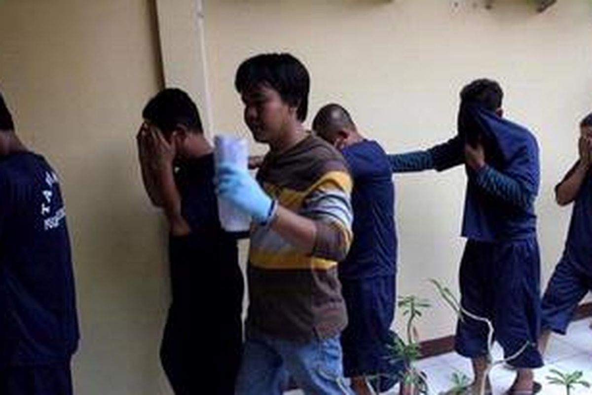 Lima orang tersangka pelaku penyekapan dan tindak kekerasan terhadap buruh pabrik industri pengolahan limbah menjadi perangkat aluminium terlihat saat rilis di Polres Kota Tangerang, Sabtu (4/5/2013). Polres Kota Tangerang dan Kontras menggerebek serta membebaskan 34 buruh yang disekap di pabrik wajan di Kampung Bayur Opak RT 03 RW 06, Desa Lebak Wangi, Kecamatan Sepatan Timur, Tangerang. 