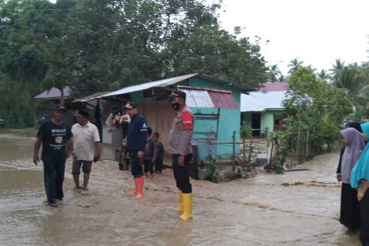 Suasana banjir di Desa Keude Amplah, Kecamatan Nisam, Aceh Utara, terendam banjir, Kamis (24/3/2022).