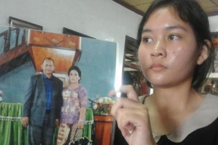 Putri David Simanjuntak memperlihatkan foto terakhir ayahnya sebelum dibunuh kawanan perampok 