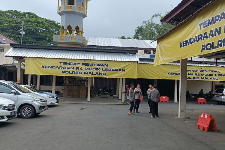 Tempat penitipan kendaraan warga Kabupaten Malang selama momen lebaran Idul Fitri 2023 di Polres Malang.