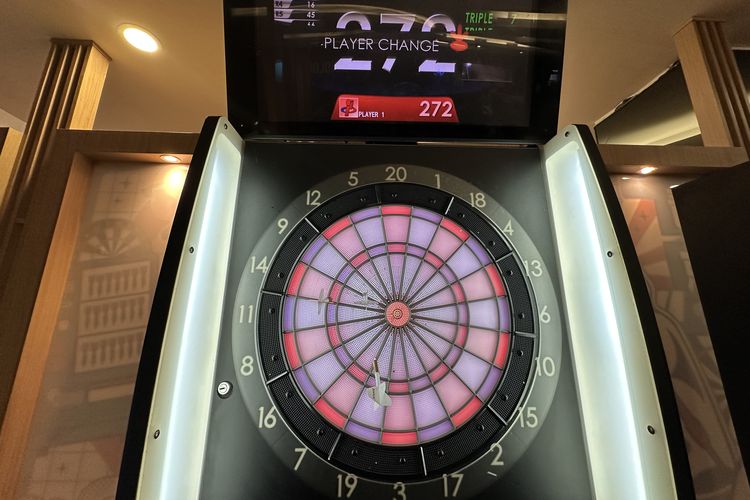 Warga Jakarta dan sekitarnya kini bisa mencoba bermain dart layaknya pemain profesional di tengah kota. Kini, ada wahana Darts Station yang hadir di FX Sudirman lantai F7, Jakarta Pusat.