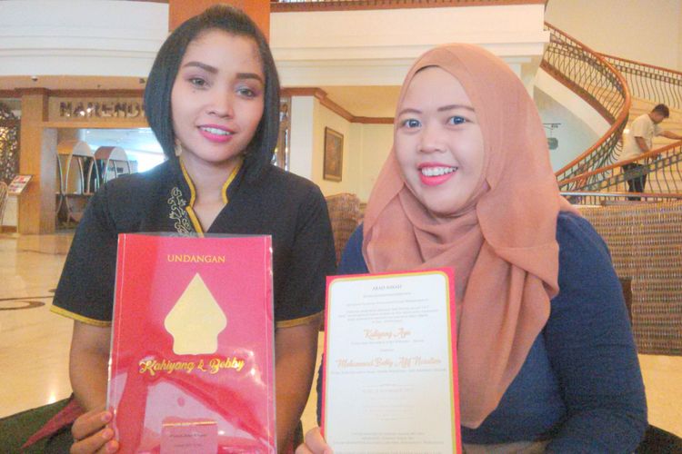 Dwinita Riani (26) dan Alfia Eki (26), teman alumni Kahiyang Ayu sewaktu di SDN Mangkubumen Kidul no 16 Solo menunjukkan undangan pernikahan Kahiyang, Kamis (2/11/2017).