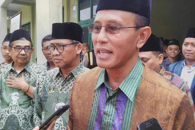 Bupati Ciamis Herdiat Sunarya saat diwawancarai awak media di Ciamis.