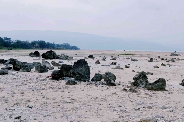 Kondisi Danau Poso setelah surut akibat kemarau panjang mengakibatkan bebatuan di dasar danau terlihat jelas.
