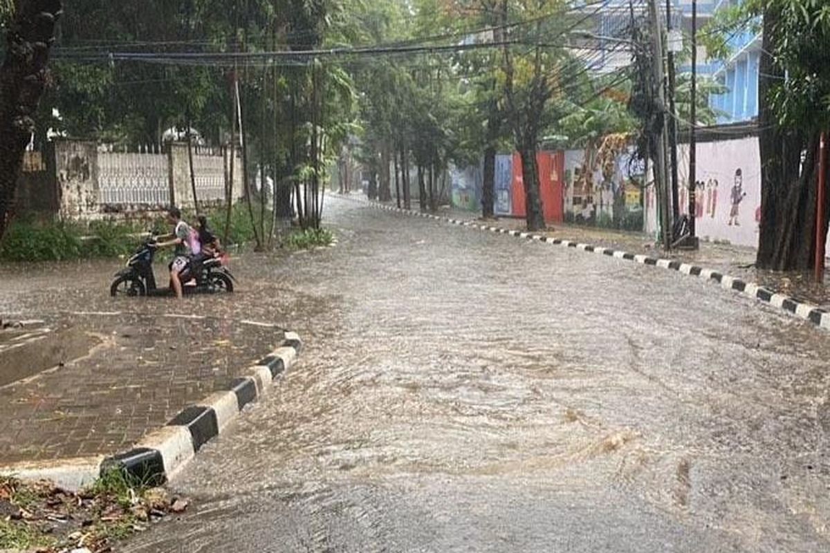 Hujan deras memunculkan genangan air di Jalan Pegangsaan Barat, Menteng, Jakarta Pusat, Rabu (7/9/2022).