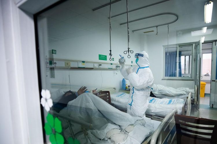 Tim medis memeriksa seorang pasien yang terinfeksi virus corona di Rumah Sakit Jinyintan Wuhan pada 26 Januari 2020.