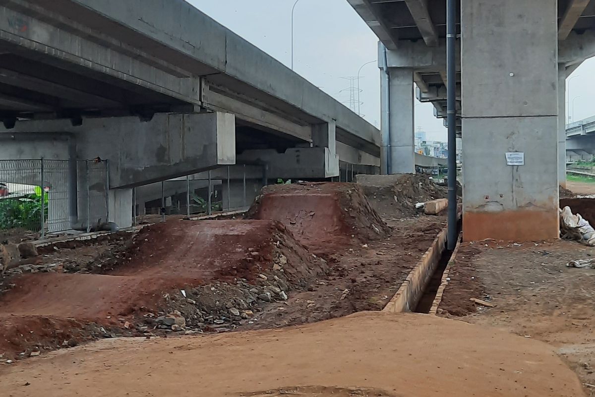 Kondisi lintasan sepeda Pilar Jati Bike Park, Cipinang Melayu, Jakarta Timur, yang masih belum selesai, Selasa (10/11/2020).