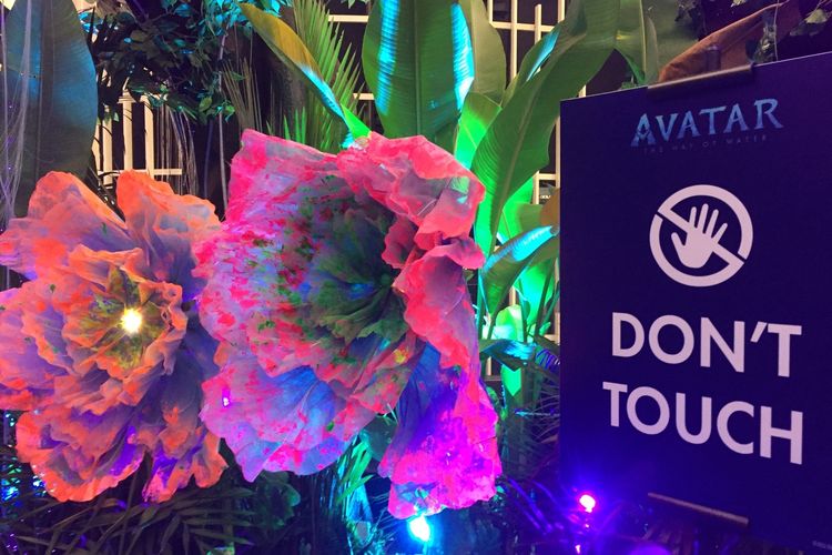 Salah satu instalasi bunga dalam hutan kecil Dunia Pandora Avatar: The Way of Water di Senayan City
