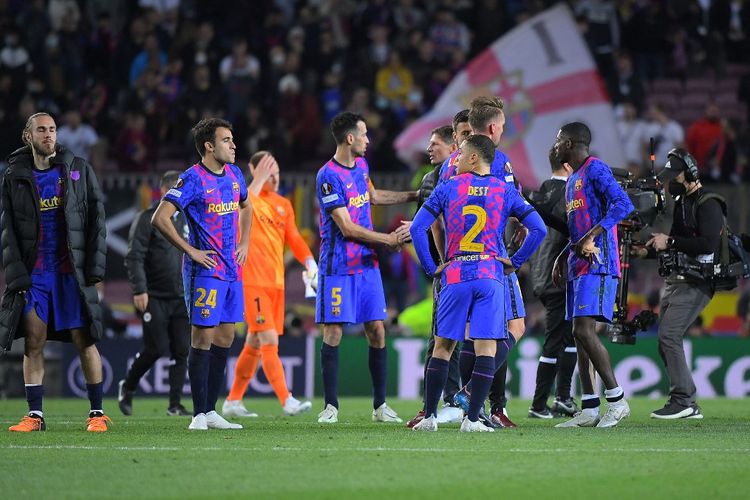 Ekspresi para pemain Barcelona setelah kekalahan 2-3 dari Eintracht Frankfurt pada laga leg kedua perempat final Liga Europa 2021-2022 di Stadion Camp Nou, Jumat (15/4/2022) dini hari WIB.