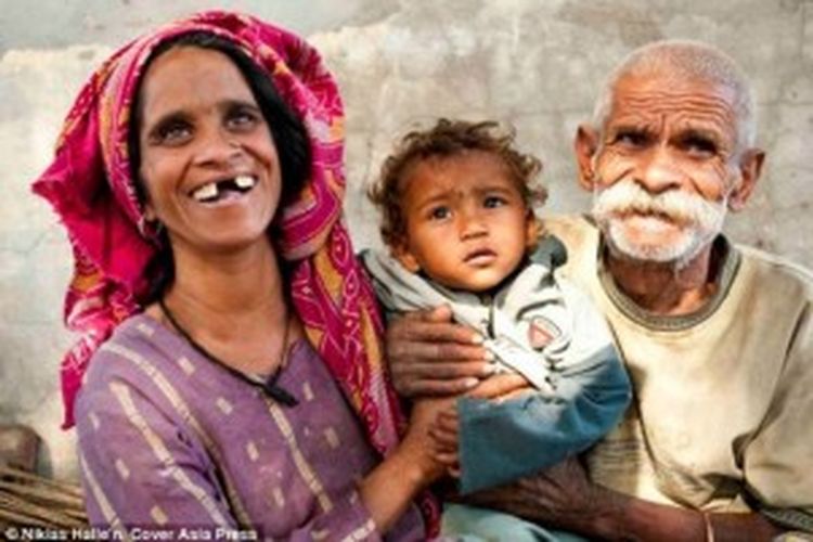 Saat-saat bahagia Ramjeet Ragav (97) dan istrinya, Shakuntala (60), menggendong putra pertama mereka Vikramjeet (3). Putra pertama pasangan ini hilang dan diduga menjadi korban penculikan.