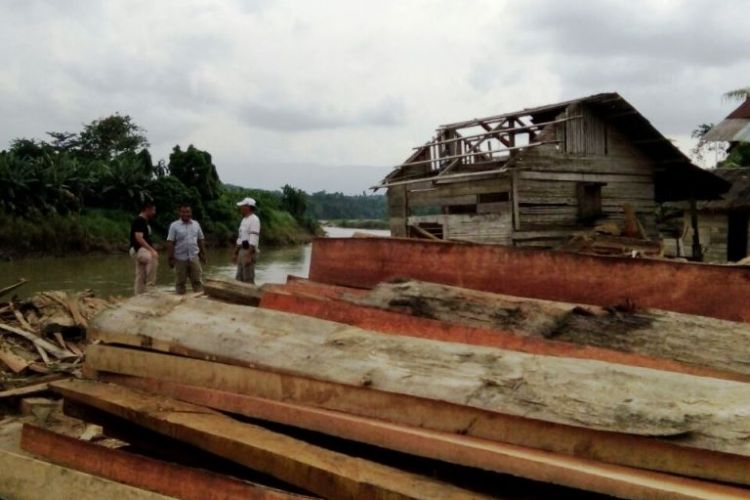 Polisi memperlihatkan kayu ilegal di tepian Krueng (Sungai) Ara Kundo, di Desa Leubok Pusaka, Kecamatan Langkahan, Aceh Utara, Kamis (1/2/2018).