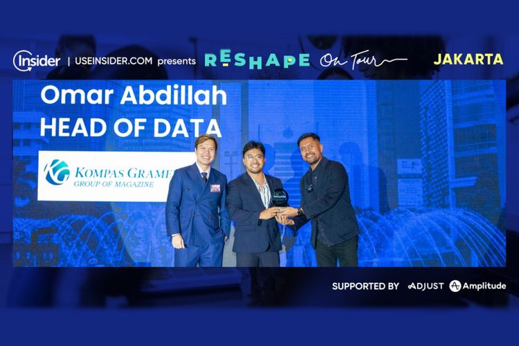 Penyerahan penghargaan Best Data Activation RESHAPE Customer Experience Awards 2022 kepada Head of Data KG Media Omar Abdillah