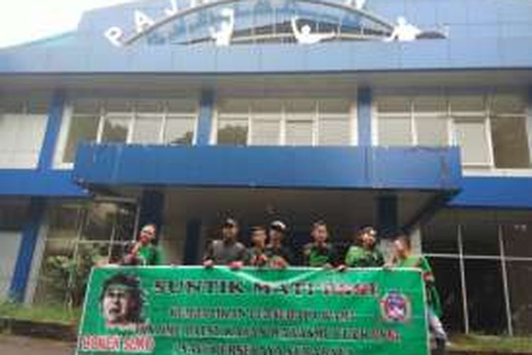 Sejumlah suporter kesebelasan Persebaya Surabaya membentangkqn spanduk dukungan untuk Persebaya Surabaya di GOR Pajajaran, Bandung, Jumat (6/1/2017).
