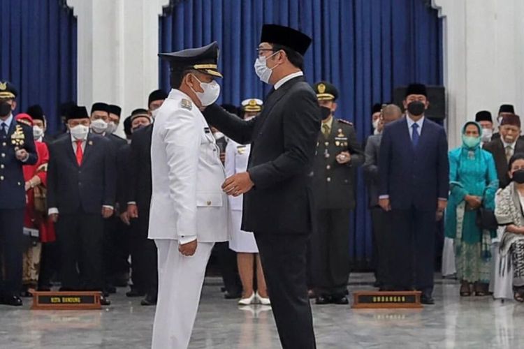 Gubernur Jawa Barat Ridwan Kamil saat melantik Wali Kota Bandung Yana Mulyana.