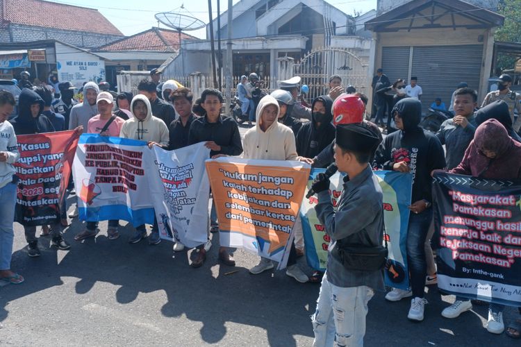 Puluhan pemuda dan mahasiswa saat berunjuk rasa di depan Kejari Pamekasan, Jumat (13/10/2023) terkait dengan banyaknya kasus mandeg di Kejari Pamekasan.