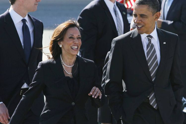 Penampilan Kamila Harris dengan anting dan kalung mutiara putih saat bersama Barack Obama.