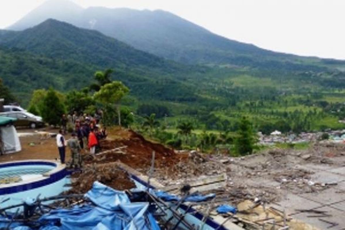 Pembongkaran salah satu vila di Puncak.