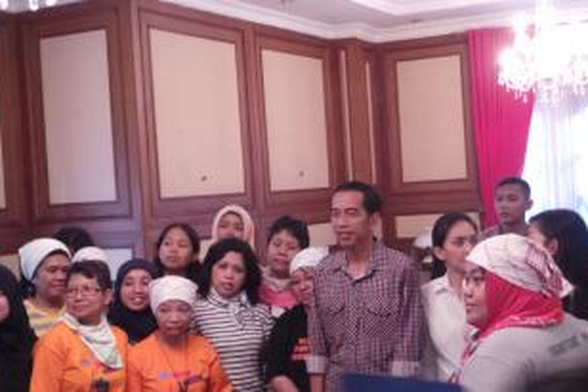 Gubernur DKI Jakarta Joko Widodo menerima puluhan pekerja rumah tangga (PRT) dan mengenakan seragam kotak-kotak, Kamis (1/5/2014).

