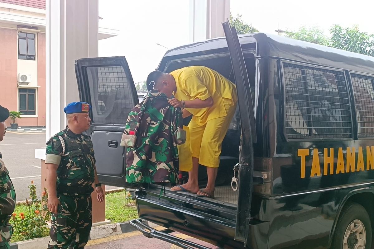 Oknum Paspampres pembunuh Imam Masykur, Praka Riswandi Manik, tiba di Pengadilan Militer II-08 Jakarta, Cakung, Jakarta Timur, untuk menjalani sidang pembacaan tuntutan bersama dua terdakwa lainnya, Senin (27/11/2023).