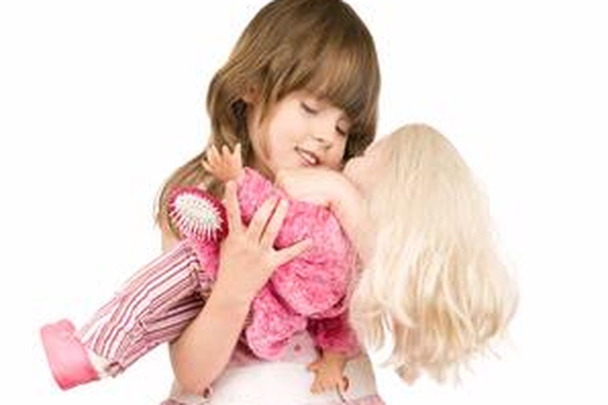 Menurut penelitian, anak perempuan bermain dengan boneka karena memang sudah bawaan anak perempuan untuk bertindak keibuan.