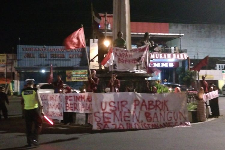 Demo mahaiswa di Kartasura protes pabrik semen di sesa Kendeng (30/3/2017)