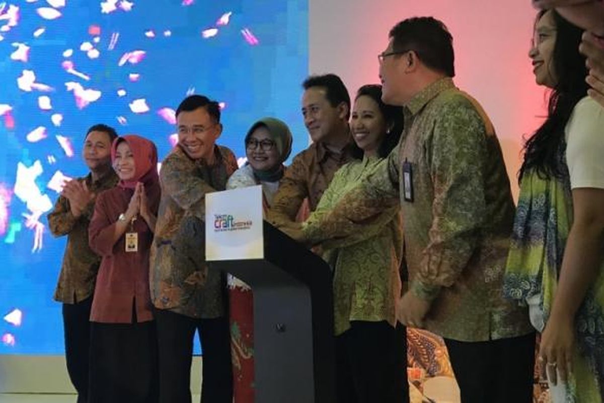 Kepala Badan Ekonomi Kreatif, Triawan Munaf, Menteri BUMN, Rini Soemarno, Direktur Utama PT Telkom Indonesia (Persero), Alex Sinaga, beserta jajaran direksi Telkom sedang meresmikan pembukaan pameran UMKM digital Telkom Craft Indonesia, di Hall A Jakarta Convention Center, Jumat (10/3/2017)