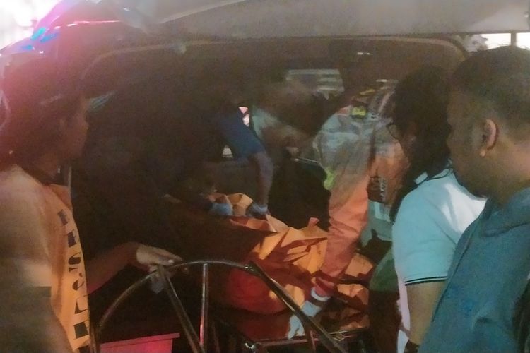 Evakuasi korban yang jatuh dari lantai empat Mall Paragon Semarang, Jawa Tengah pada Selasa (10/10/2023)