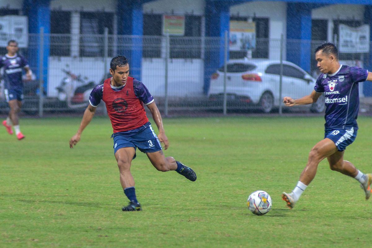 Bek Persib Bandung Eriyanto dalam latihan tim di Stadion Persib, Sidolig, Bandung. Jelang pekan ke-17, bek yang pernah memperkuat Timnas Indonesia itu masih menunggu kesempatan bermain di Liga 1 2022-2023.