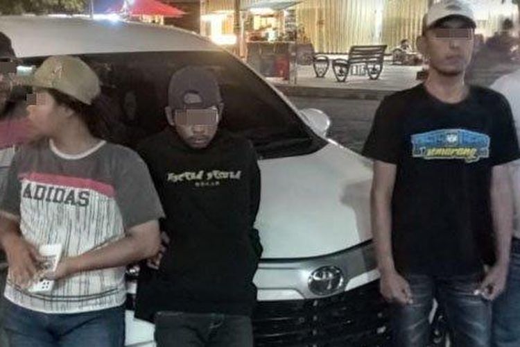 Satpol PP Ponorogo mengamankan pengamen elite asal Semarang, Jawa Tengah (Jateng), Minggu (14/7/2024). Para pengamen yang terdiri dari 5 orang itu datang ke Ponorogo dengan mobil. 