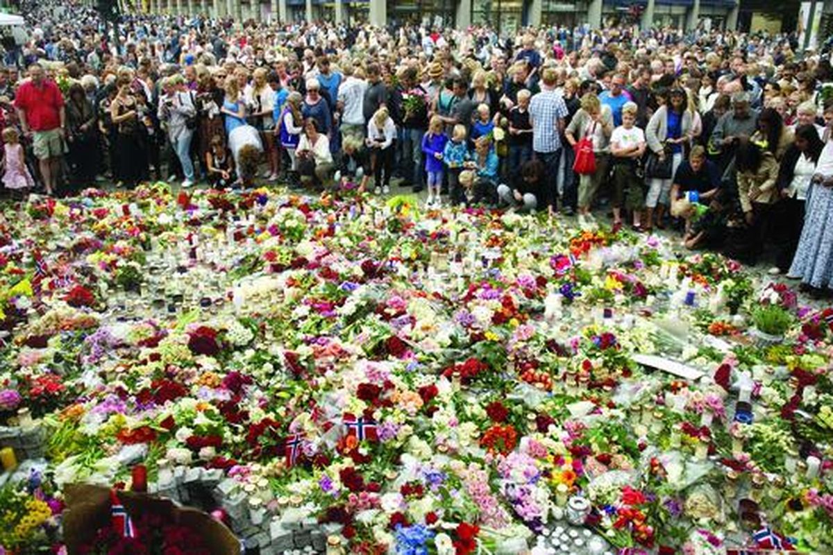 Warga Oslo berkumpul di pusat kota itu, Minggu (24/7), untuk mengikuti upacara peringatan para korban yang tewas dan terluka dalam aksi pengeboman dan penembakan di Norwegia, Jumat pekan lalu. Sedikitnya 93 orang tewas dan 97 orang lainnya terluka setelah bom meledak di gedung pusat pemerintahan di Oslo dan seorang ekstremis ultrakanan menembaki puluhan anggota angkatan muda Partai Buruh di Pulau Utoya. 