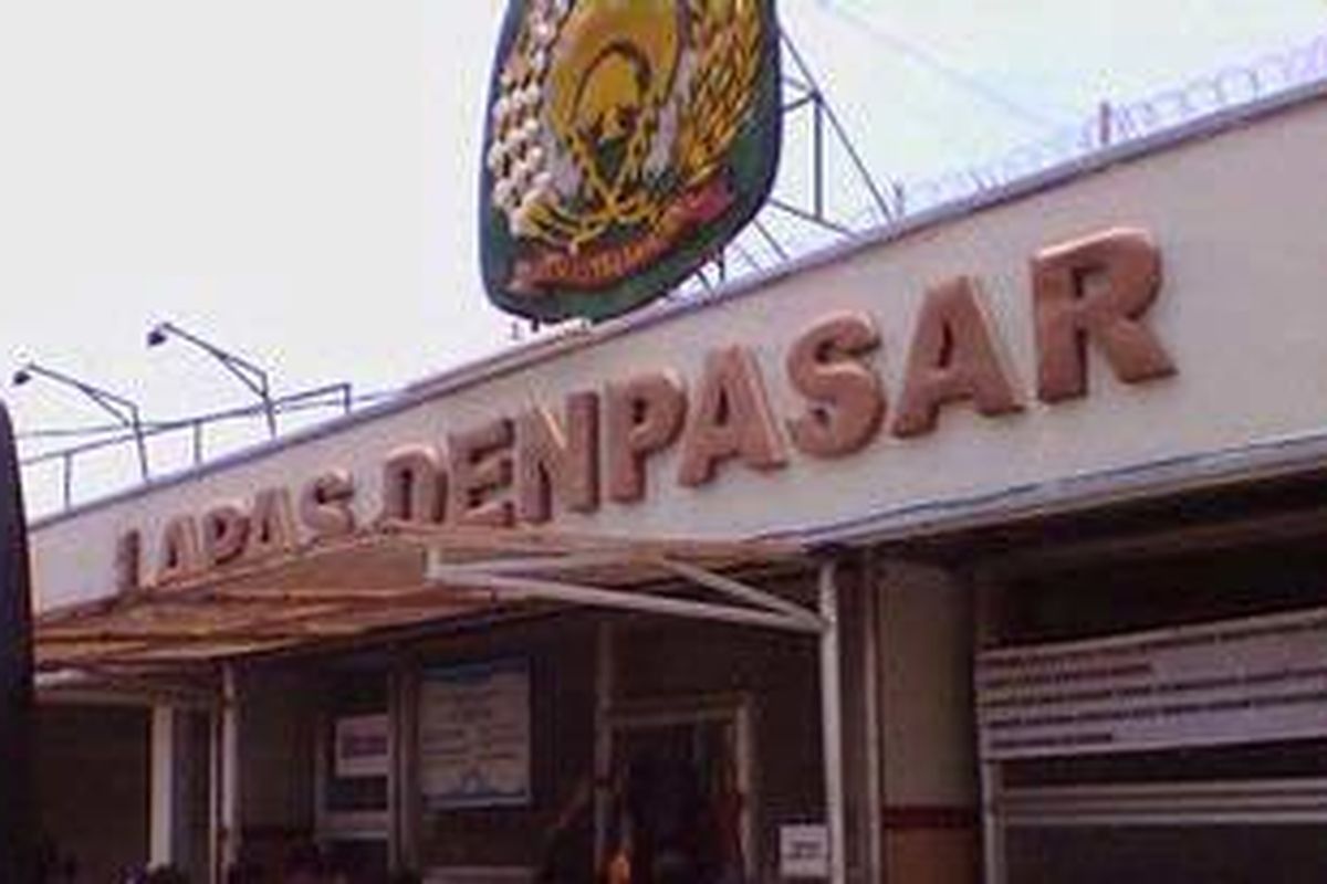 Keluarga narapidana kembali diperbolehkan membesuk keluarga mereka di dalam Lapas Kerobokan, Denpasar, Selasa (28/2/2012).