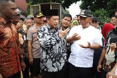 Datang ke Bekasi, Mendagri Tito Karnavian Berikan Langsung Bantuan untuk Korban Banjir