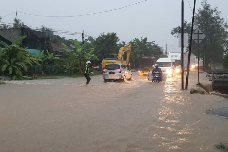 Banjir menggenangi jalan di Kecamatan Karanganyar, Kabupaten Kebumen, Jawa Tengah, Selasa (15/3/20122).
