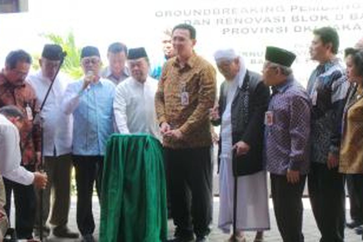 Gubernur DKI Jakarta Basuki Tjahaja Purnama bersama Plh Sekda Mara Oloan Siregar, Asisten Sekda bidang Pemerintahan DKI Bambang Sugiyono, Kepala Dinas Perumahan dan Gedung Pemda DKI Ika Lestari Aji, Deputi Gubernur bidang Pengendalian Kependudukan Pemukiman Syahrul Effendi, Deputi Gubernur bidang Industri Perdagangan dan Transportasi Soetanto Soehodho, dan Didin Hafihudin saat melakukan groundbreaking atau peletakkan batu pertama pembangunan masjid di Balai Kota, Jumat (18/9/2015). 