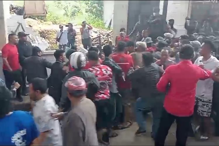 Bentrokan antara kelompok organisasi masyarakat (ormas) Pemuda Batak Bersatu dengan petugas gabungan dari Satpol PP Kabupaten Bogor dan TNI-Polri saat pembongkaran bangunan liar di kolong Tol Jagorawi, Ciawi, Kabupaten Bogor, Selasa (21/11/2023).