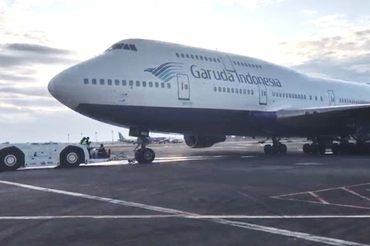 Pesawat Garuda Boeing 747-400 ER yang membawa rombongan kloter 15 Embarkasi Makasaar mengalami delay di Bandara Internasional Sultan Hasanuddin, Jumat (24/5/2024)