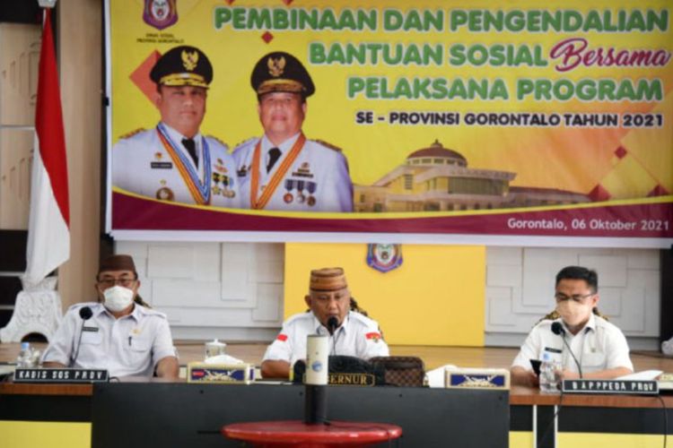 Gubernur Gorontalo Rusli Habibie (tengah) didampingi Kepala Dinas Sosial dan Kepala Bapppeda Provinsi Gorontalo saat memimpin rapat sekaligus pembinaan untuk pengendalian bantuan sosial bersama seluruh pelaksana program.