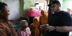 Dapat Laporan di Medsos, Mas Dhito Bantu Perbaikan Rumah Warga di Desa Sendang